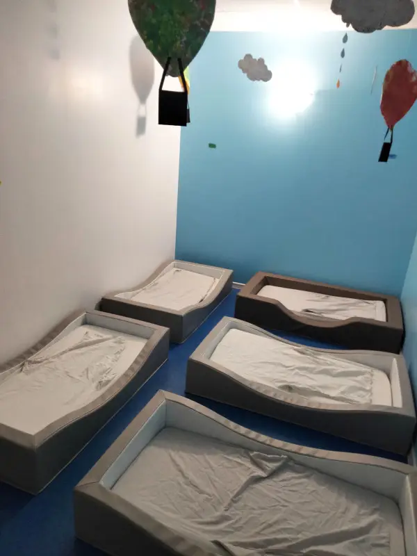 Dortoir décoré de montgolfières de la micro-crèche Les Chérubins de Montbert
