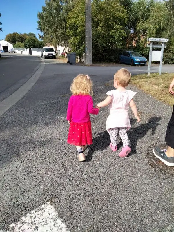 Sortie à pied des enfants de la micro-crèche Les Chérubins de Montbert