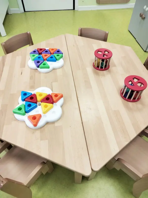 Table de jeux d'encastrement de la micro-crèche Les Chérubins de Montbert
