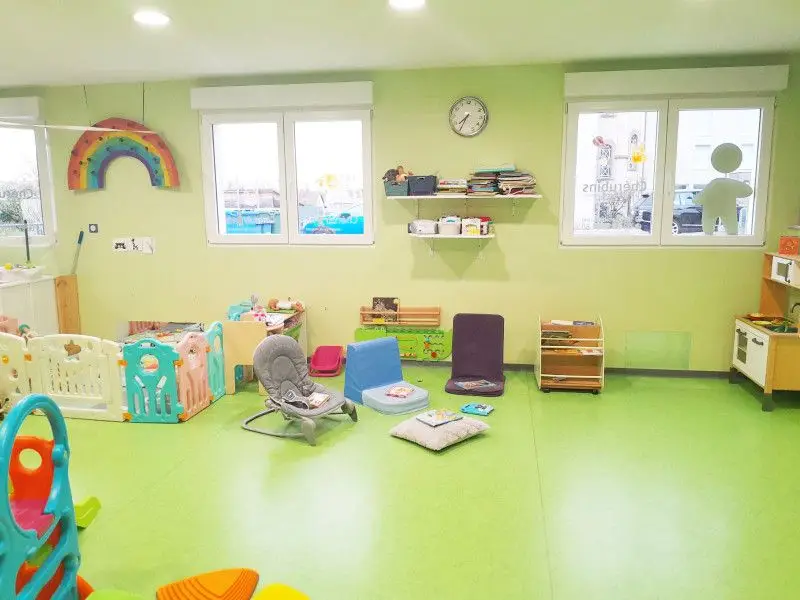 Salle de jeux et transats bébé de la micro-crèche Les Chérubins à Ergersheim