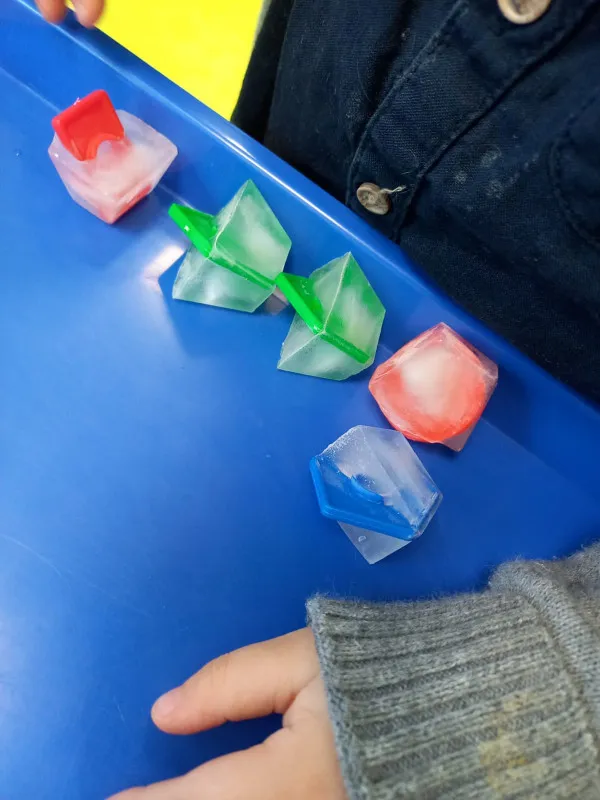 Enfant dessinant à la craie dans l'espace extérieur