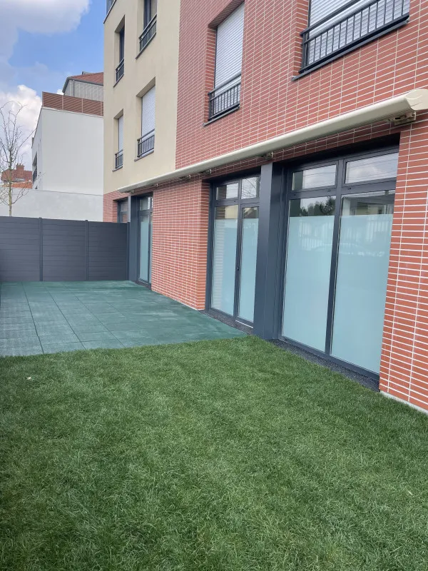 Façade et jardin de la micro-crèche Aïss & Riss chez les Chérubins à Livry-Gargan