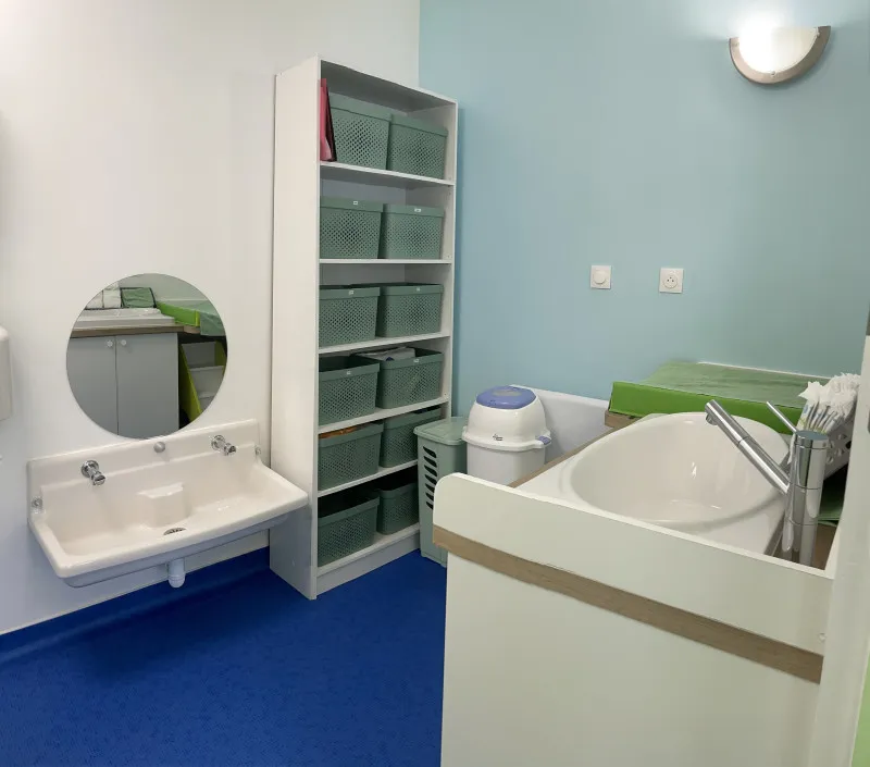 Salle de bain et espace de change de la micro-crèche