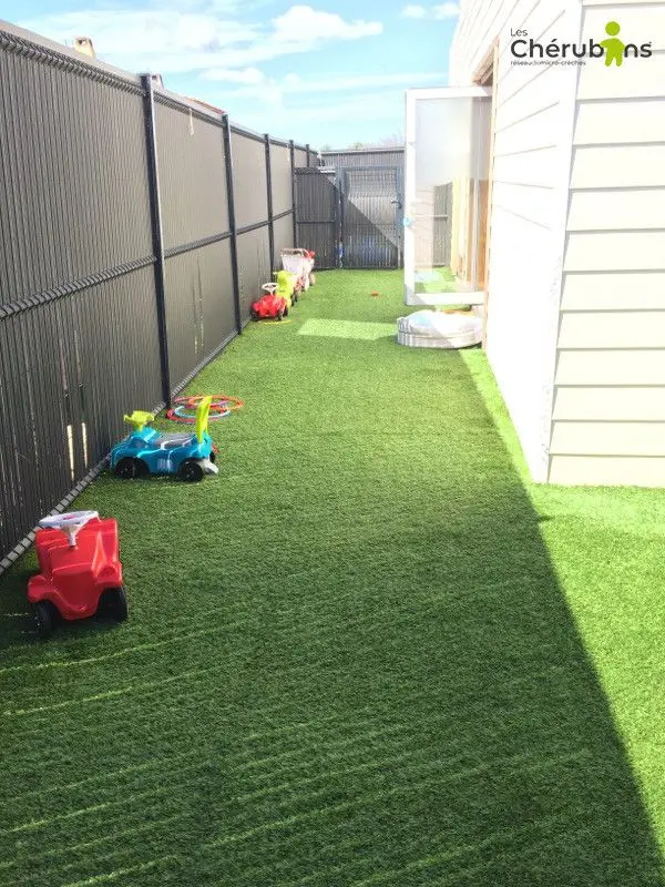 Jardin extérieur clos et gazonné de la micro-crèche de Pignans