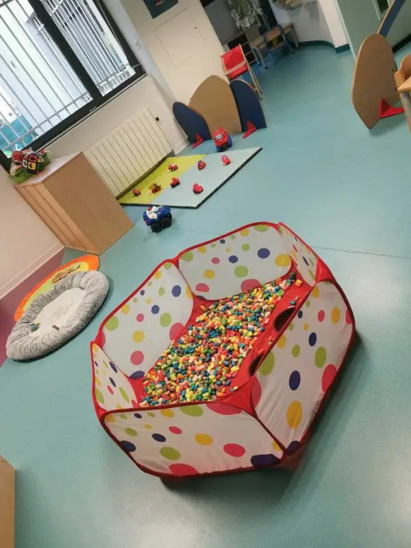 Piscine à balles dans la salle de jeux de la micro-crèche Apetipa à Talence