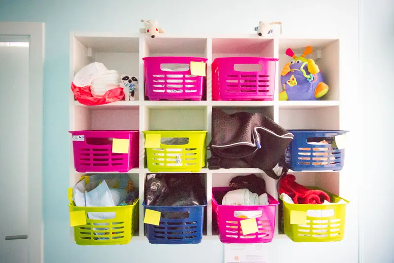 Espace de rangement des affaires des enfants à la micro-crèche