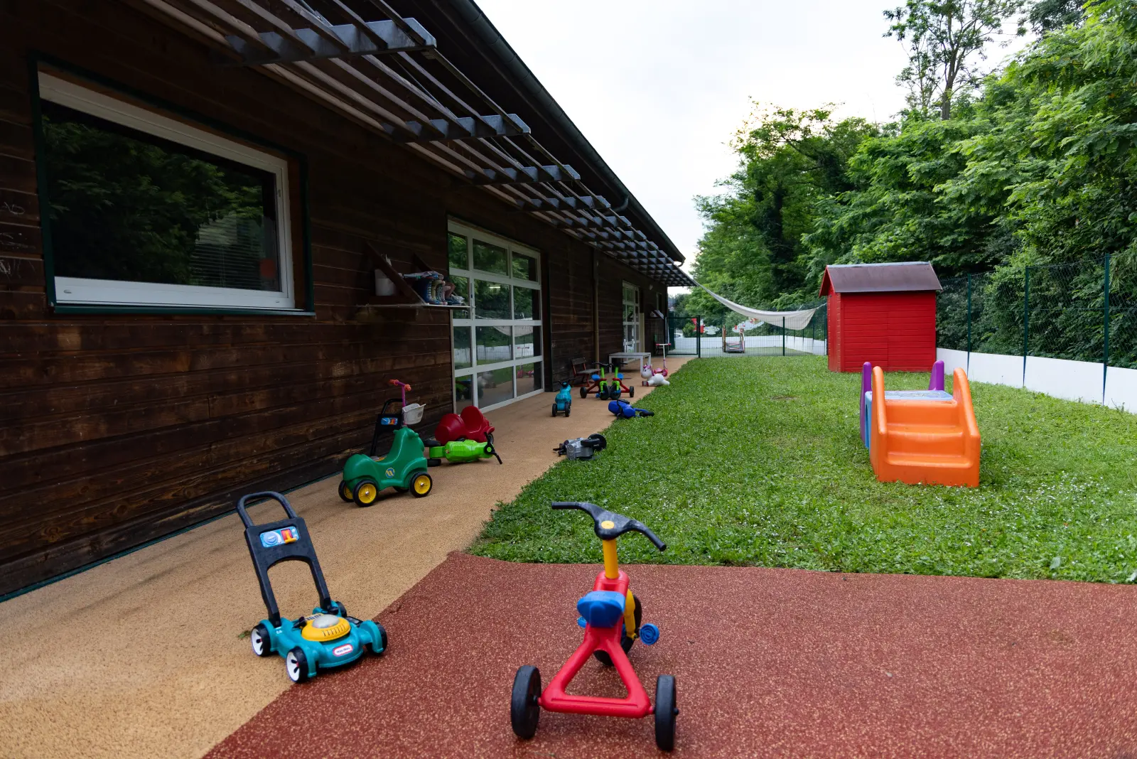 Jardin extérieur et jeux de la crèche Bourg-en-Bresse
