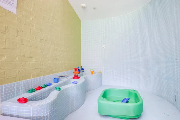 Salle de jeux d'eau à la crèche La Courneuve, Les Petits Chaperons Rouges