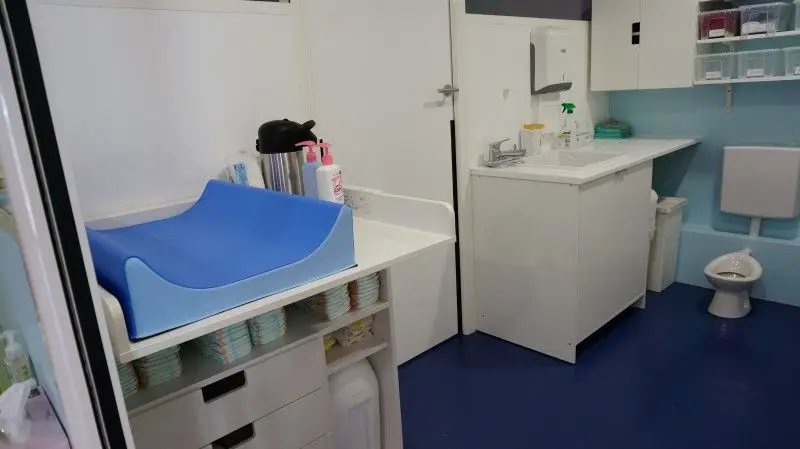 Espace change et sanitaires de la micro-crèche Premiers Copains des Chérubins à Boissy-Saint-Léger