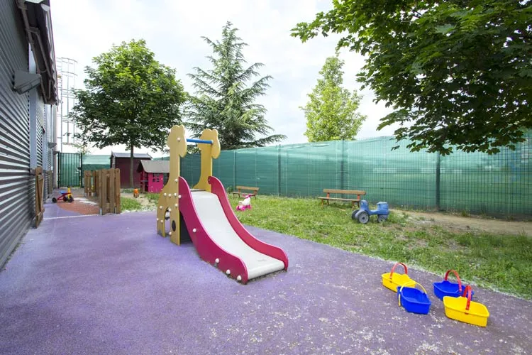 Cour extérieure et toboggan à la crèche Rillieux-La-Pape