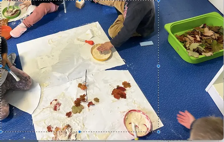 Atelier créatif avec des feuilles d'automne à la micro-crèche La Piccolina