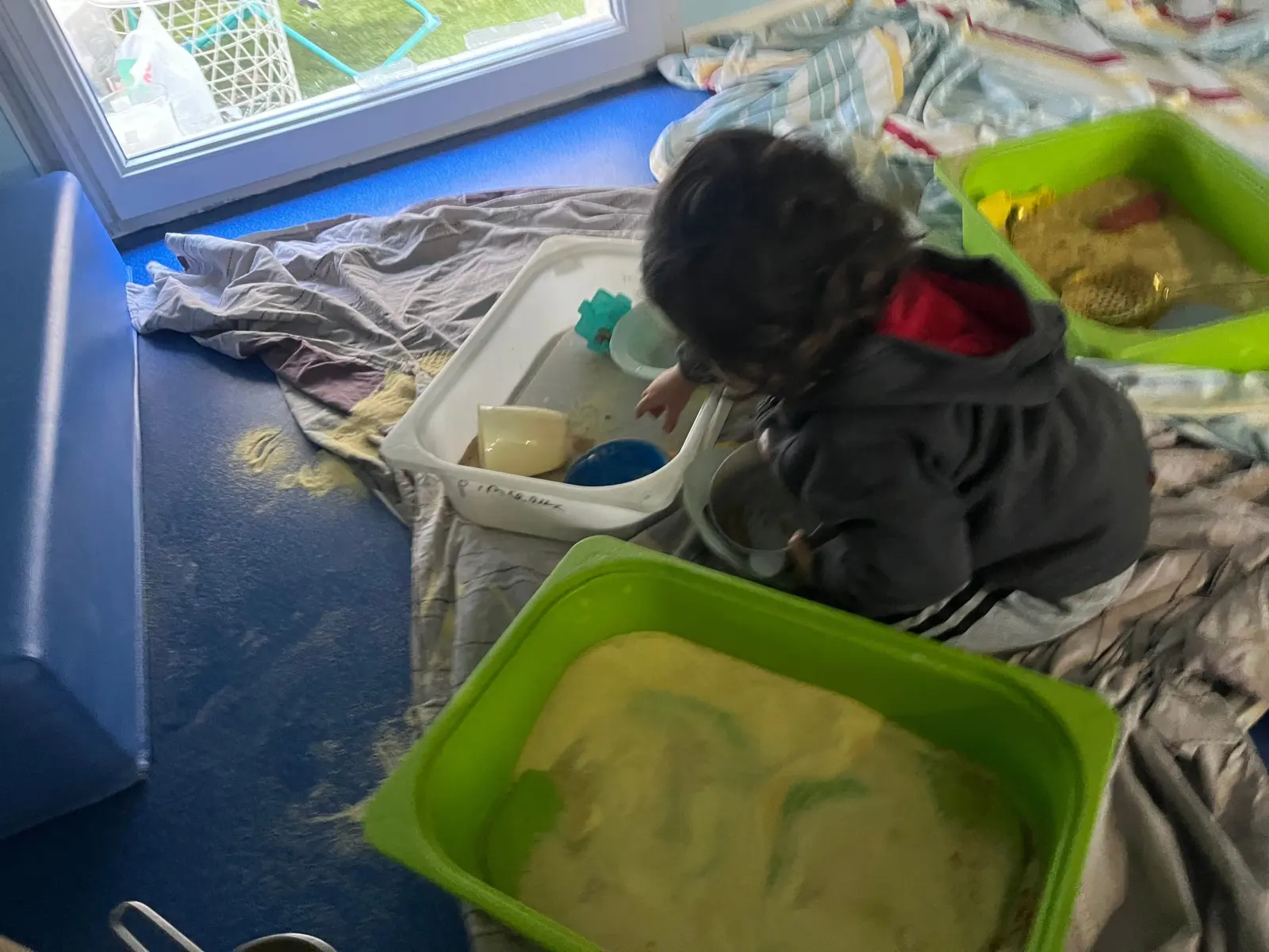 Bac sensoriel et jeux de manipulation à la micro-crèche La Piccolina à Châteauneuf-Grasse