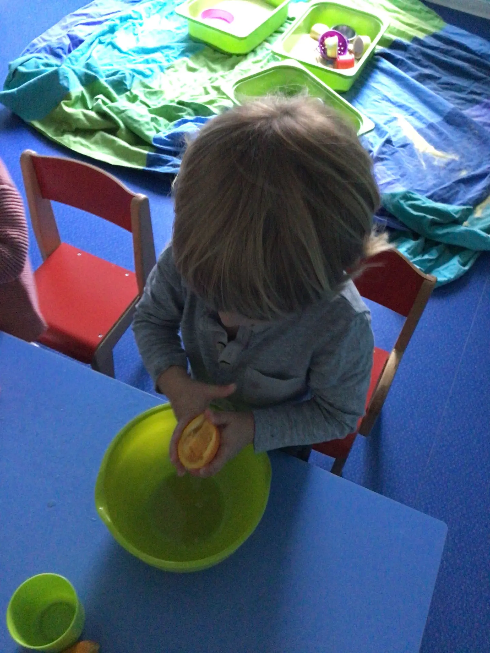 Enfant préparant un goûter à base de fruits frais à la micro-crèche La Piccolina à Châteauneuf-Grasse