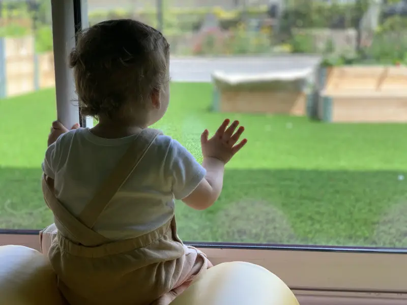 Espace d'éveil avec vue sur le jardin à la micro-crèche Les Chérubins de Pau