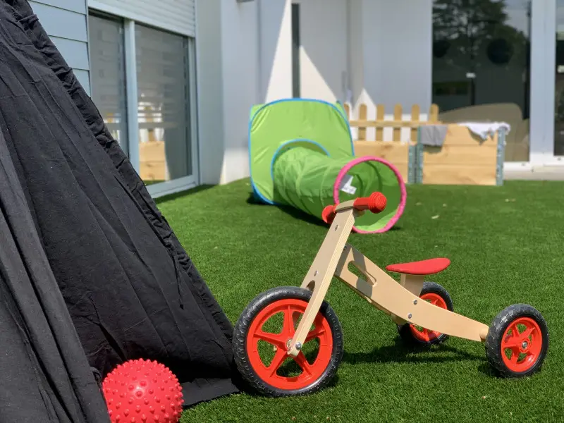 Jardin extérieur de la micro-crèche Les Chérubins de Pau