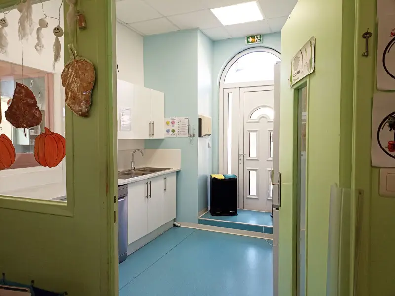 Couloir et coin cuisine de la micro-crèche Les Chérubins de Saint Jean de Braye
