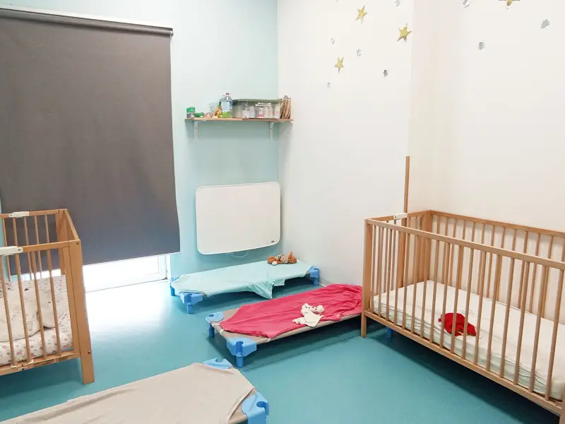 Dortoir et lits bébé de la micro-crèche Les Chérubins de Saint Jean de Braye