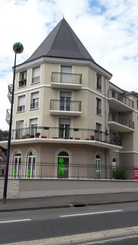 Vue extérieure de l'immeuble abritant la micro-crèche Les Chérubins de Saint Jean de Braye