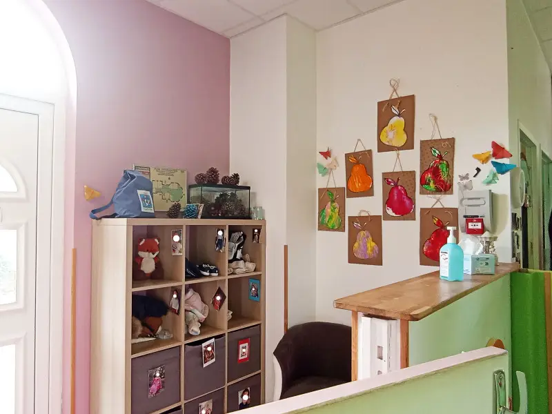 Espace vestiaire et casiers enfants de la micro-crèche Les Chérubins de Saint Jean de Braye