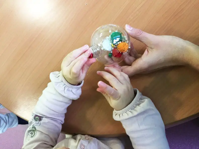 Atelier créatif et collage à la micro-crèche Les Chérubins de Barr