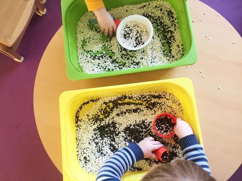 Atelier de manipulation sensorielle à la micro-crèche Les Chérubins de Barr
