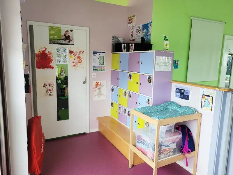 Coin lecture et tapis d'éveil de la micro-crèche Les Chérubins de Barr