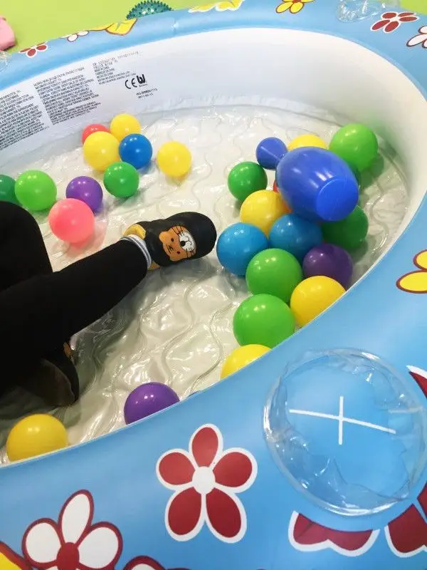 Espace de jeux baigné de lumière à la micro-crèche Les Chérubins de Barr