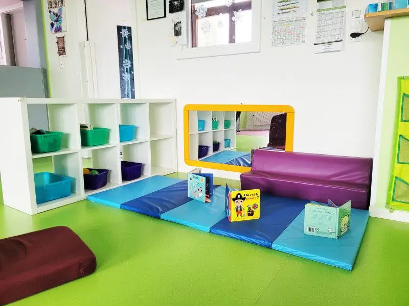 Espace vestiaire et casiers enfants de la micro-crèche Les Chérubins de Barr