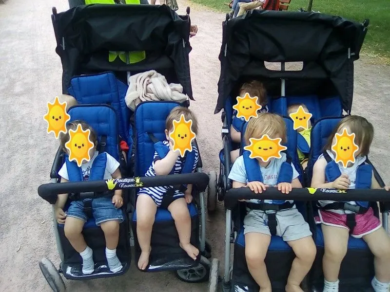 Sortie en poussette avec les enfants de la micro-crèche Sam et Lola