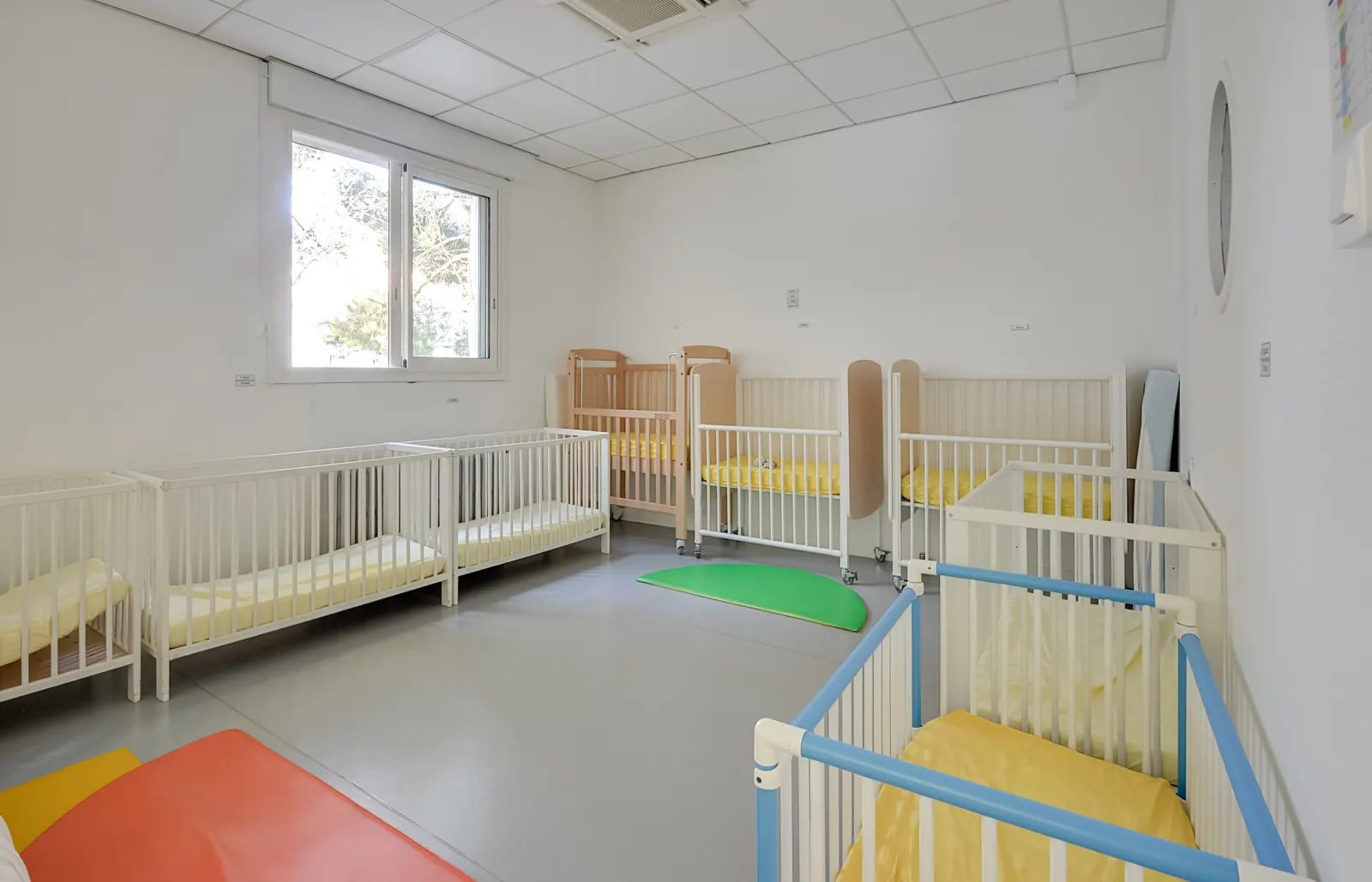 Dortoir et couchettes à la crèche Ribambelle, Aix-en-Provence
