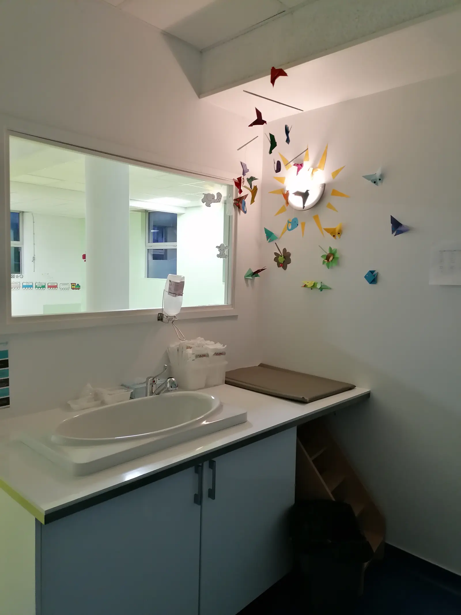 Espace de change et salle de bain de la micro-crèche Teranga à Osny