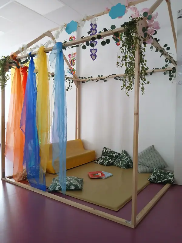 Cabane de lecture et coussins de la micro-crèche Les Chérubins d'Herrlisheim