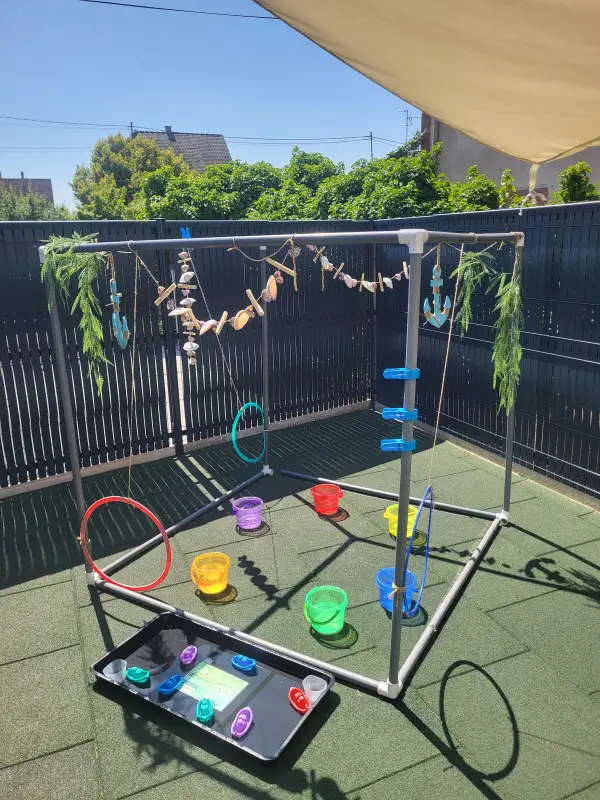 Jeux d'adresse et anneaux dans l'espace extérieur de la micro-crèche Les Chérubins d'Herrlisheim
