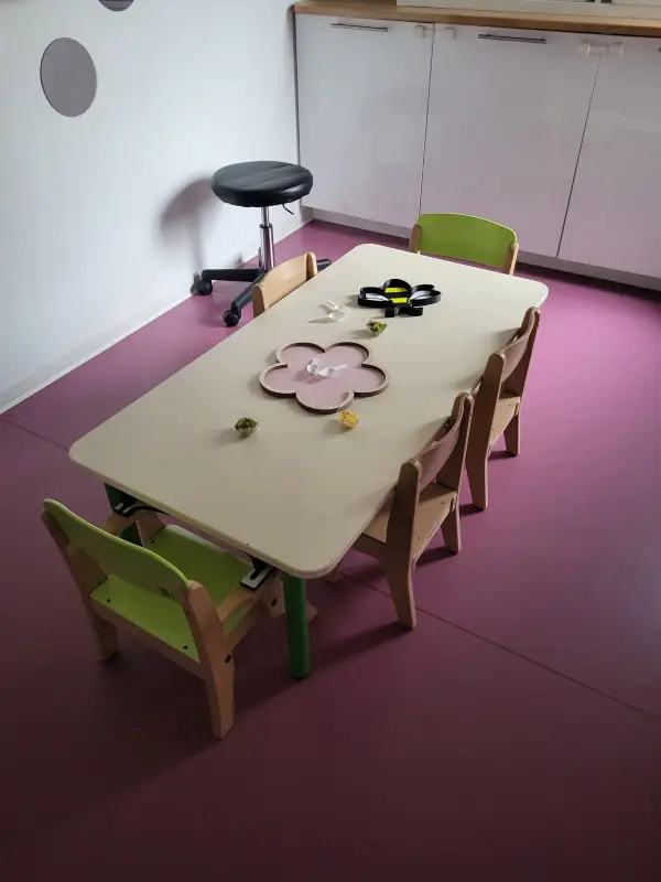Table d'activités et de jeux de la micro-crèche Les Chérubins d'Herrlisheim