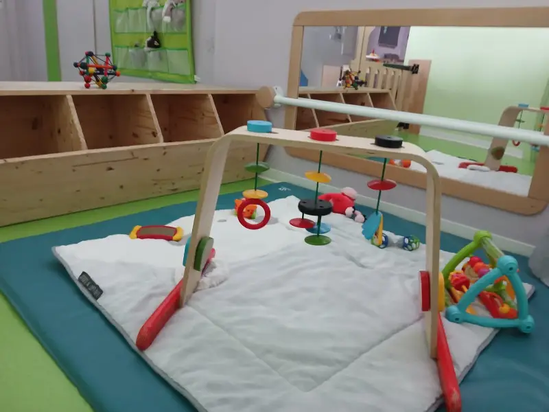 Tapis d'éveil et portique bébé de la micro-crèche Les Chérubins d'Herrlisheim