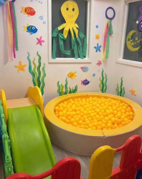 Espace de jeux avec toboggan et piscine à balles sur le thème marin de la micro-crèche Les Petits Bateaux des Chérubins à Strasbourg