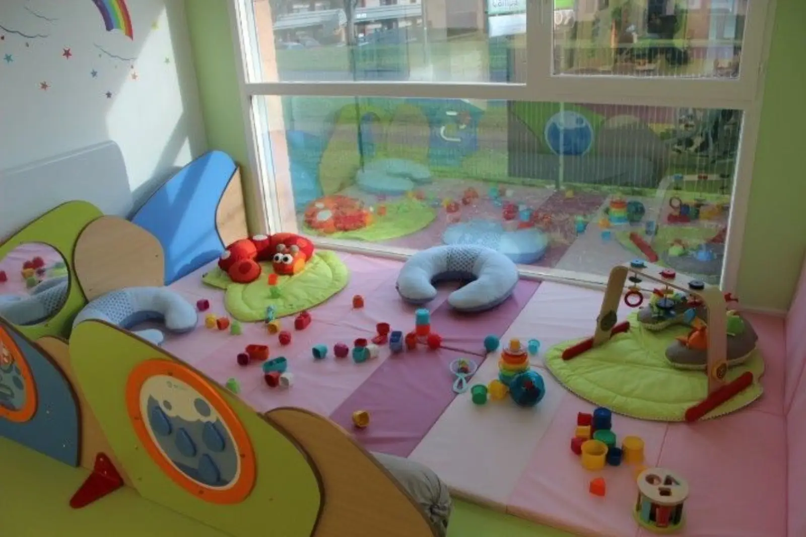 Coin d'éveil et de jeux de la micro-crèche Les 3 Petits Pas des Chérubins