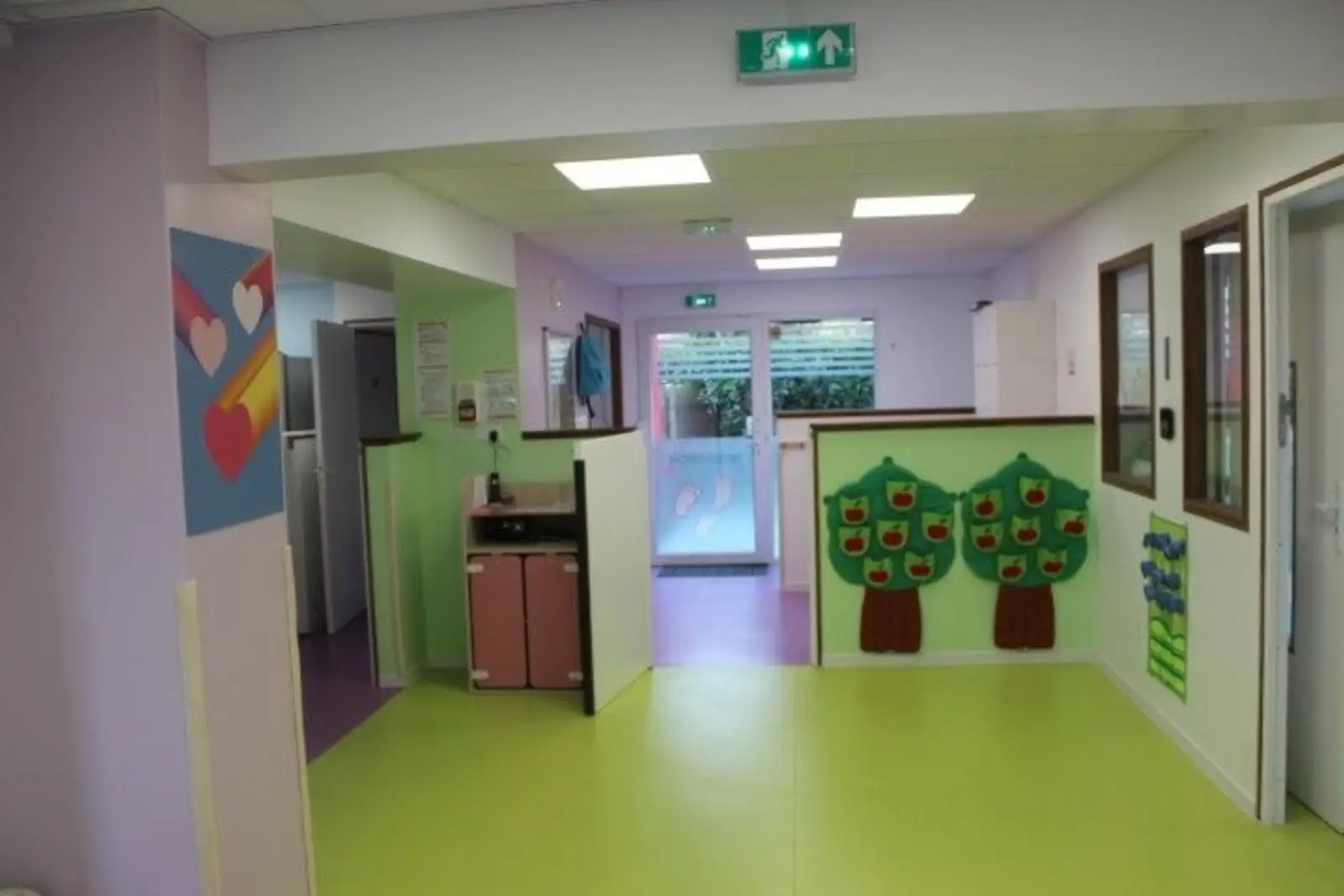 Couloir décoré de la micro-crèche Les 3 Petits Pas des Chérubins