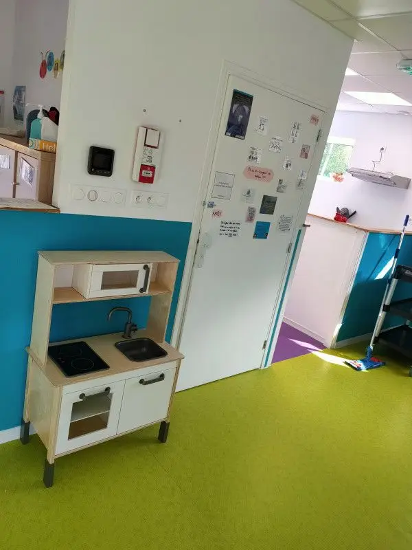 Coin cuisine d'éveil à la micro-crèche La Malice des Chérubins à Valenciennes