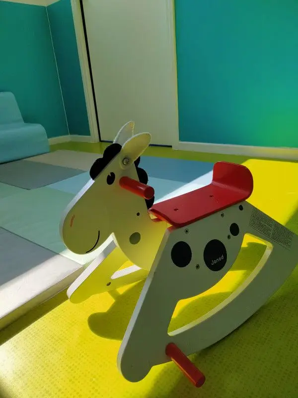Jeu à bascule dans la micro-crèche La Malice des Chérubins à Valenciennes