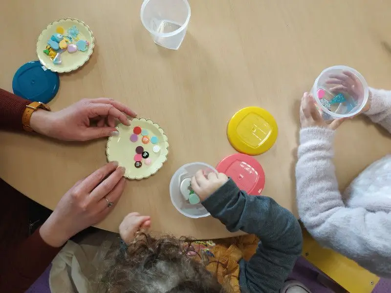 Atelier de tri de couleurs à la micro-crèche Les Chérubins de Rouen