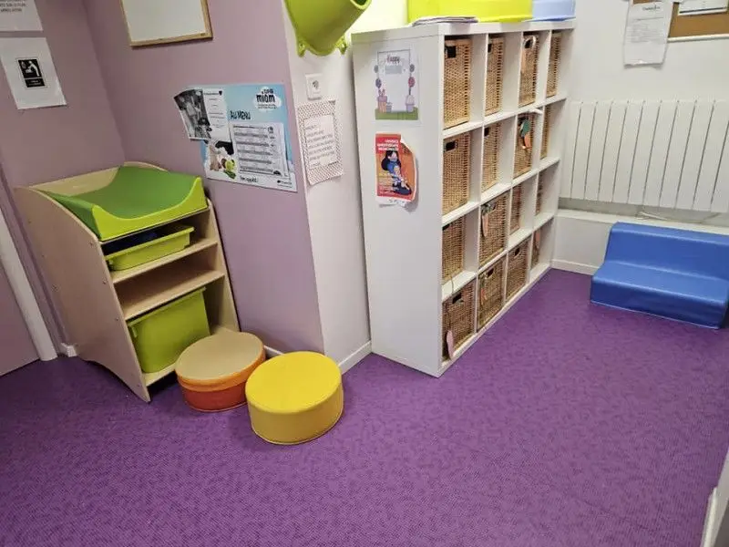 Espace de jeux et de rangement à la micro-crèche Les Chérubins de Rouen