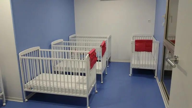 Dortoir et lits bébé de la micro-crèche Le Jardin des P'tits Lutins à Chartres
