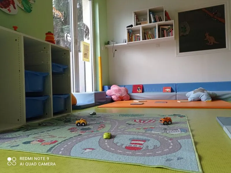 Coin lecture et bibliothèque enfants à la micro-crèche Les Merveilles des Chérubins d'Ivry-la-Bataille