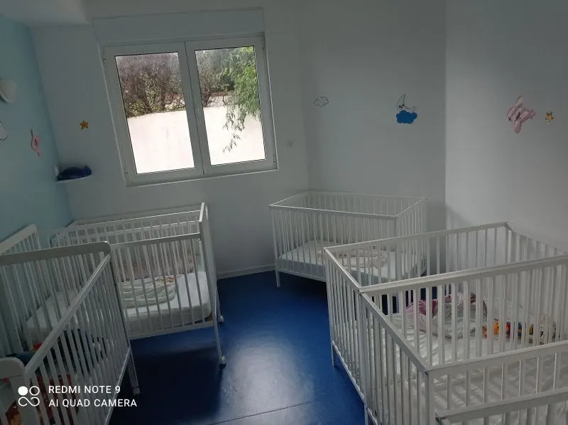 Dortoir avec lits à barreaux à la micro-crèche Les Merveilles des Chérubins d'Ivry-la-Bataille
