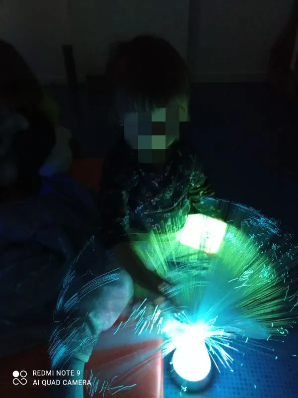 Atelier d'éveil sensoriel d'inspiration Snoezelen à la micro-crèche Les Merveilles des Chérubins d'Ivry-la-Bataille