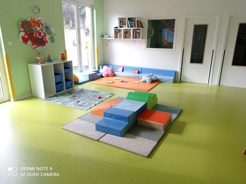 Salle de motricité avec module de jeux à la micro-crèche Les Merveilles des Chérubins d'Ivry-la-Bataille