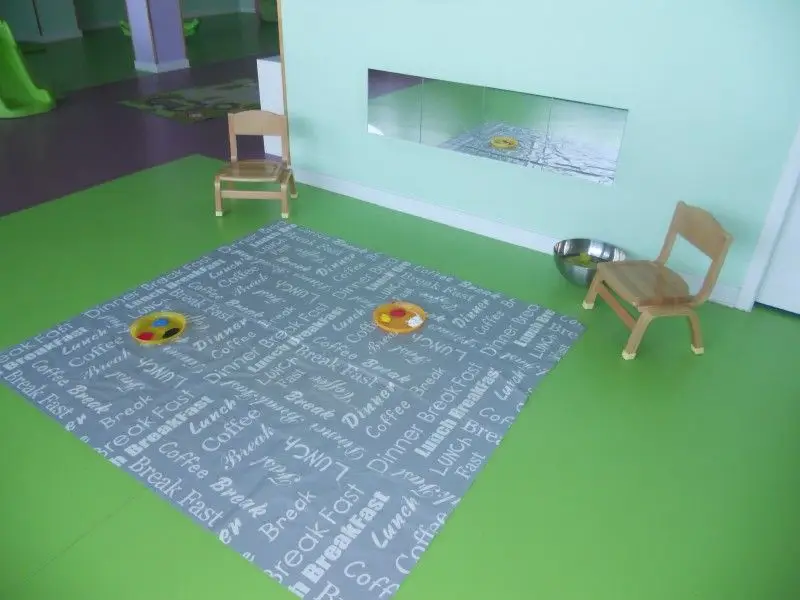 Coin repas avec petites chaises à la micro-crèche Les Chérubins d'Echirolles