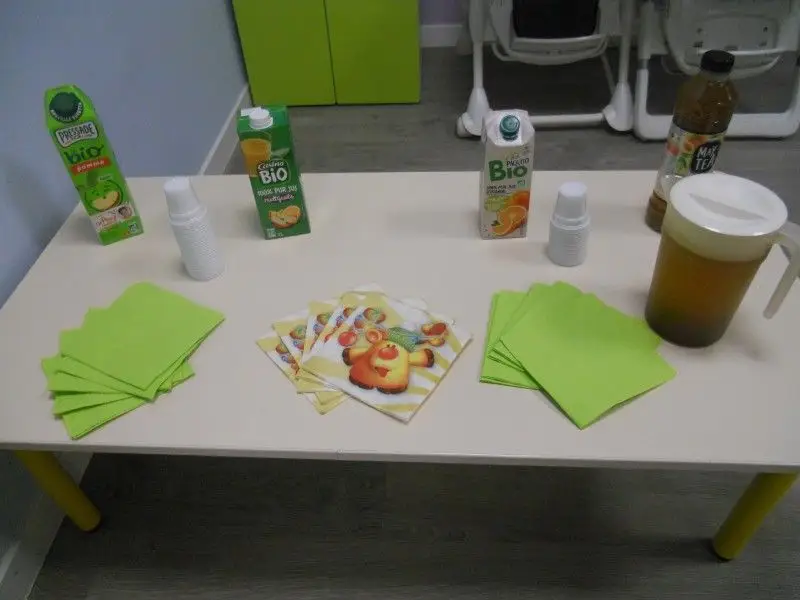 Table du goûter préparée à la micro-crèche Les Chérubins d'Echirolles