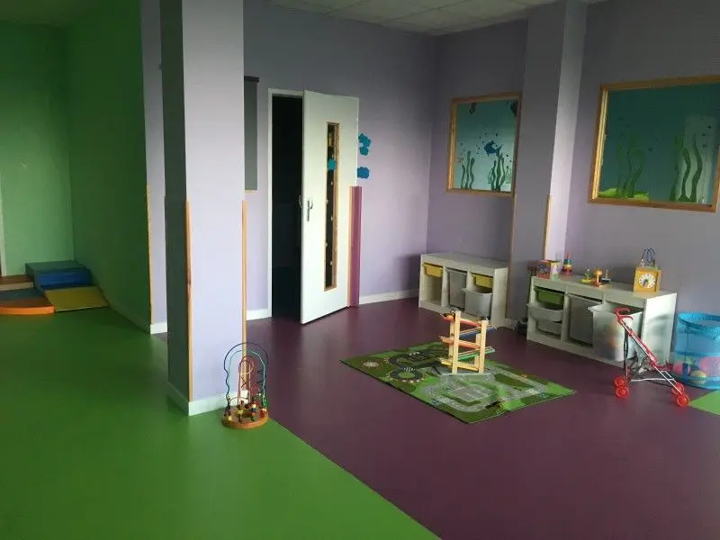 Salle de jeu avec coin poupées et jouets à la micro-crèche Les Chérubins d'Echirolles